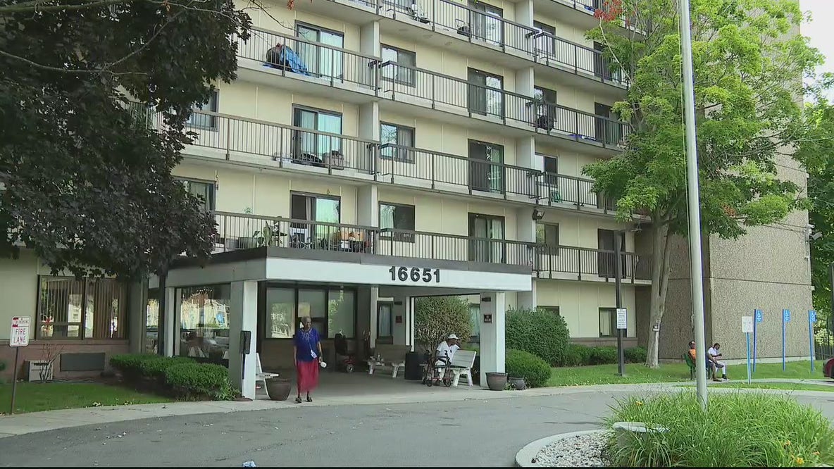 Detroit senior apartment complex without air as temps near 90